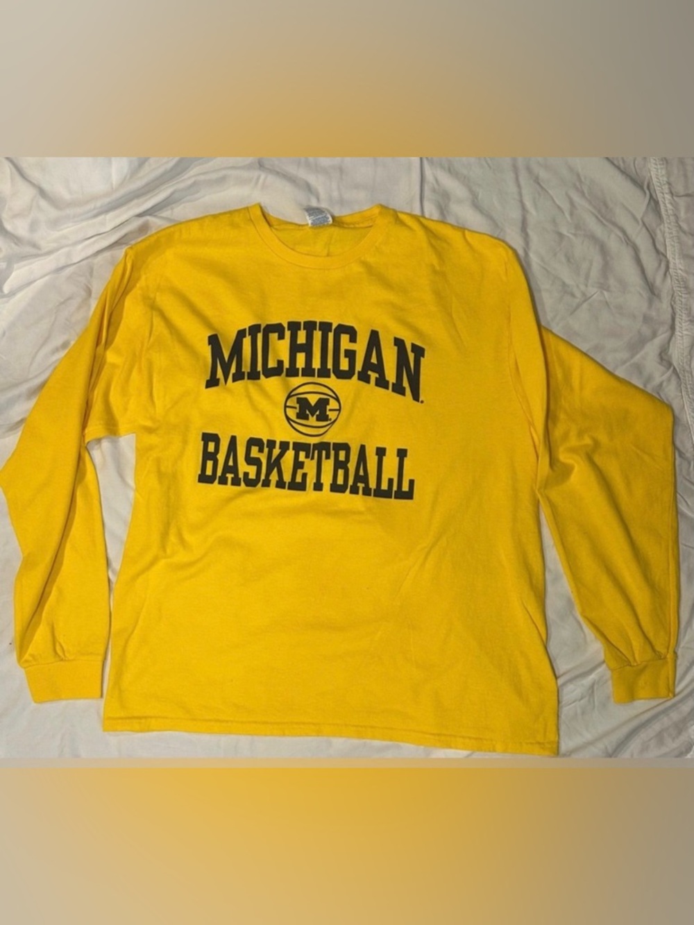 University of Michigan Basketball Yellow Crewneck Tee Shirt. Men’s size XL